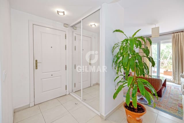 Piso de 2 habitaciones en Benalmadena Costa, Benalmádena en venta con piscina garaje - 350.000 € (Ref: 9312074)