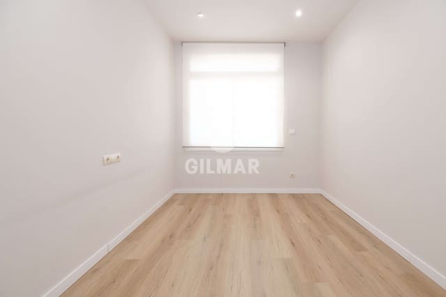 2 slaapkamer Flat te koop in Playa Bajadilla - Puertos, Marbella - € 300.000 (Ref: 9337215)