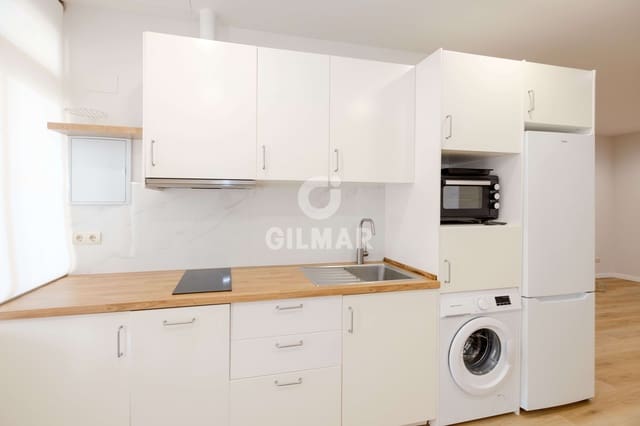 2 slaapkamer Flat te koop in Playa Bajadilla - Puertos, Marbella - € 300.000 (Ref: 9337215)