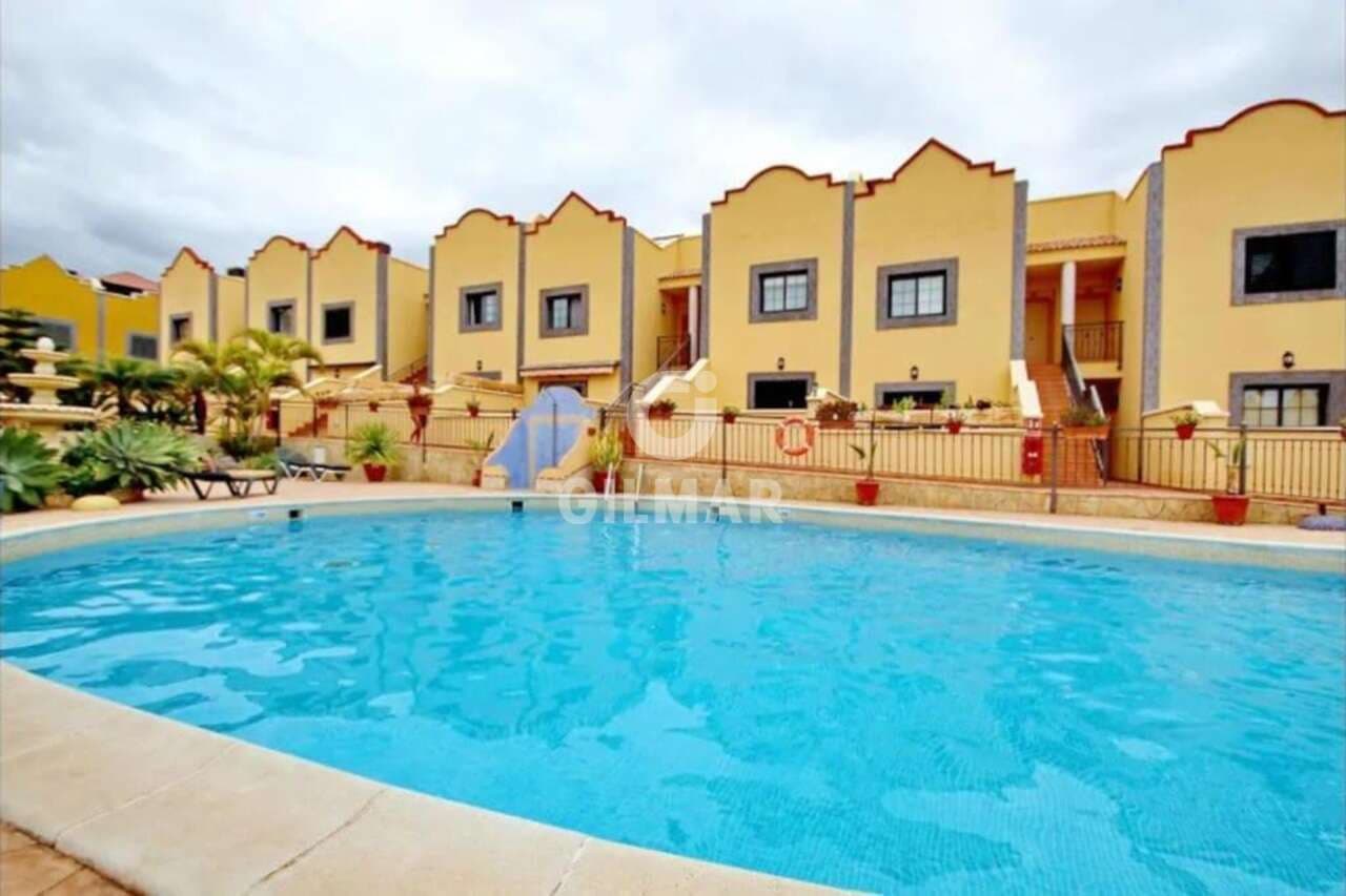 4 sypialnia Dom szeregowy na sprzedaż w Playa del Duque z basenem garażem - 1 050 000 € (Ref: 9357918)