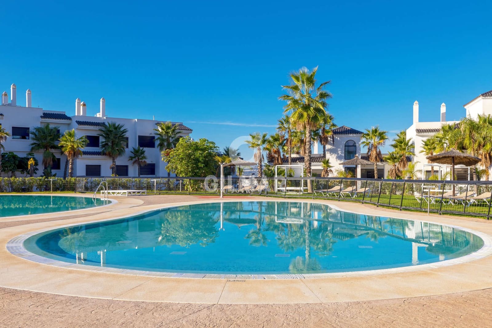 Piso de 2 habitaciones en Estepona en venta con piscina garaje - 570.000 € (Ref: 9372345)