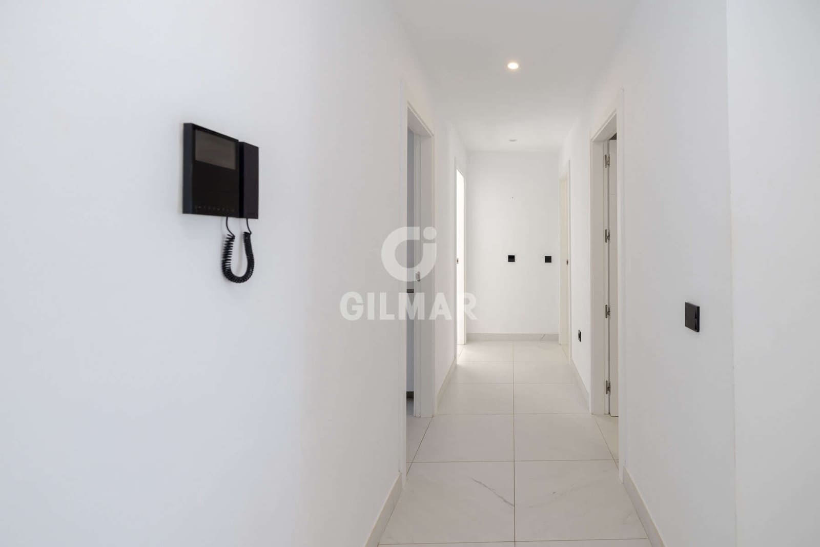 Piso de 2 habitaciones en Estepona en venta con piscina garaje - 570.000 € (Ref: 9372345)