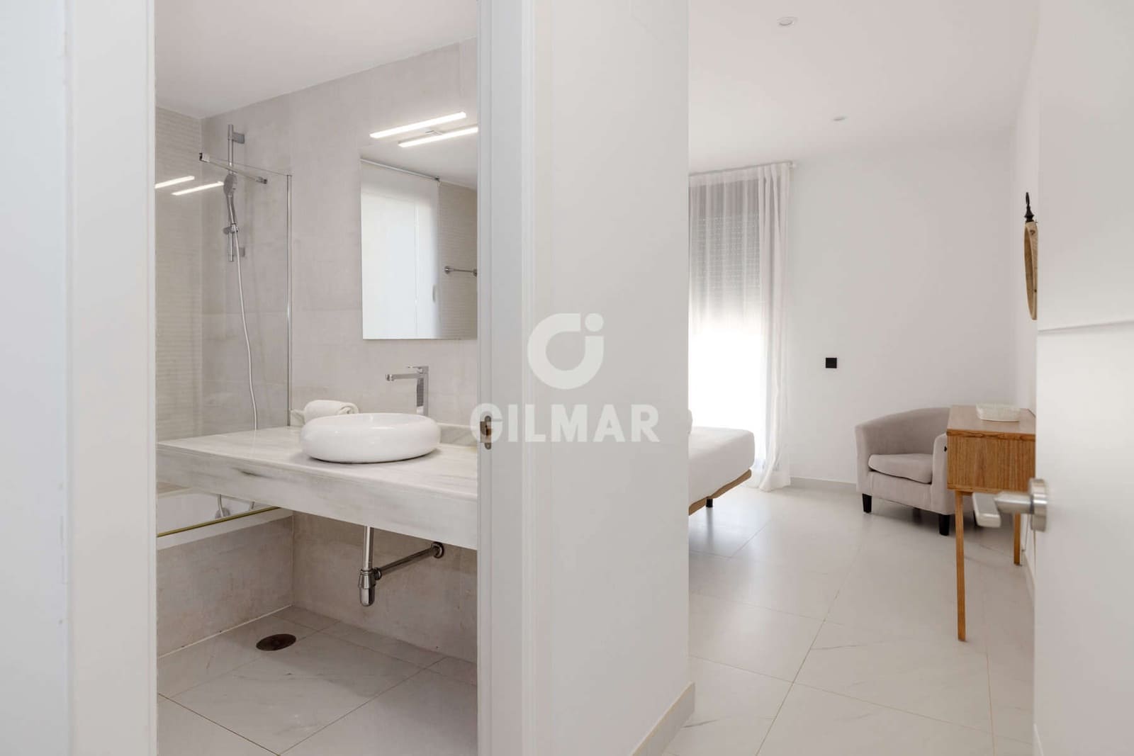 Piso de 2 habitaciones en Estepona en venta con piscina garaje - 570.000 € (Ref: 9372345)