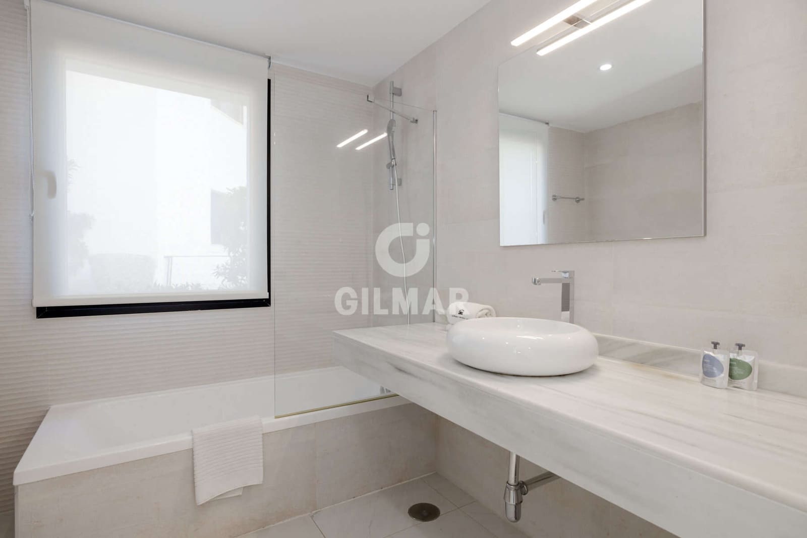 Piso de 2 habitaciones en Estepona en venta con piscina garaje - 570.000 € (Ref: 9372345)