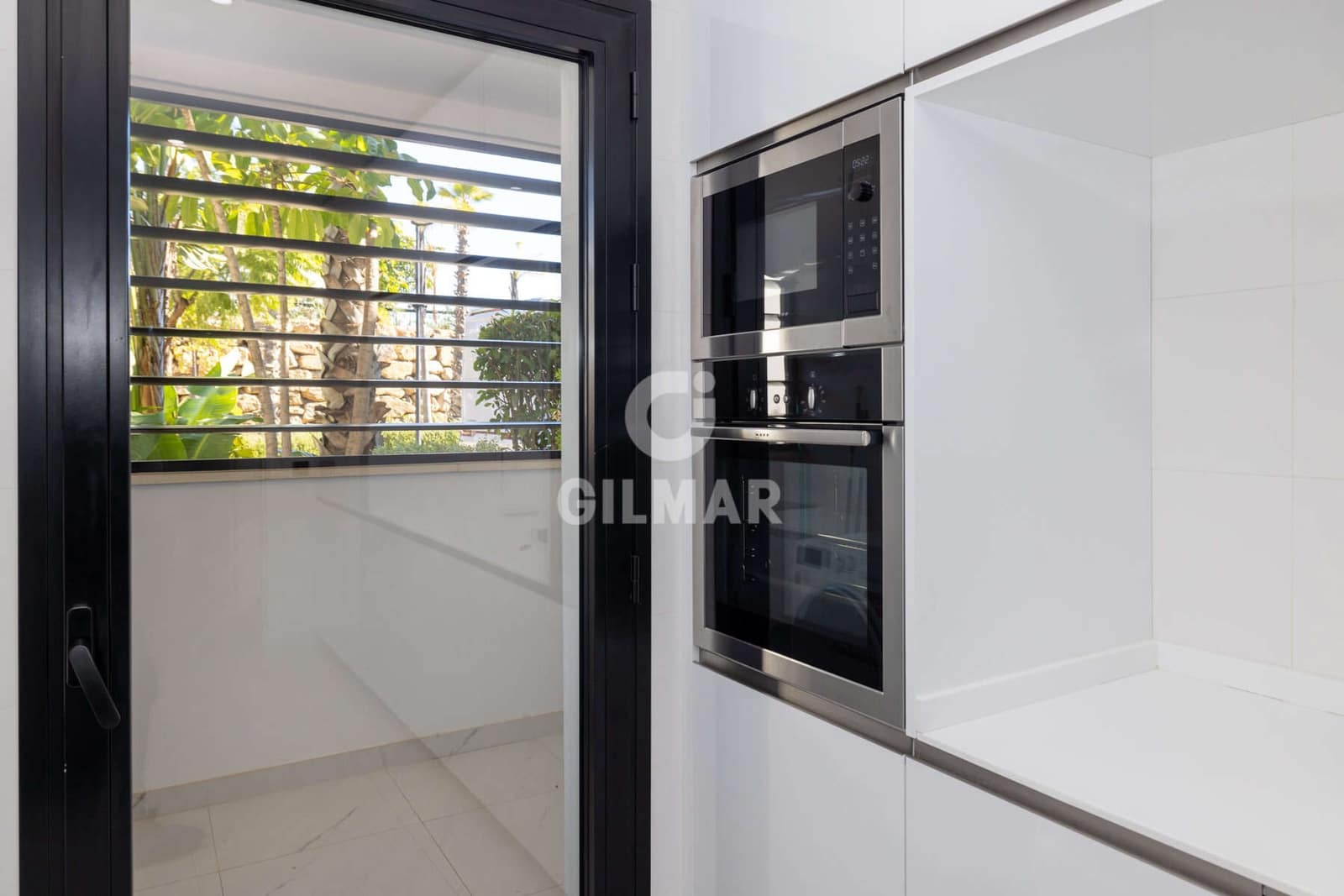 Piso de 2 habitaciones en Estepona en venta con piscina garaje - 570.000 € (Ref: 9372345)