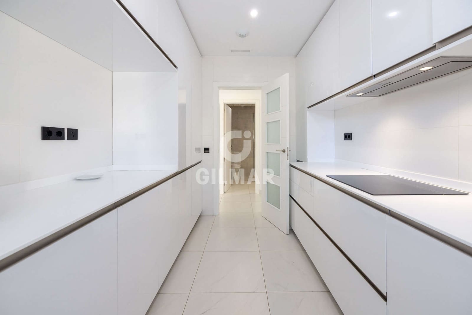 Piso de 2 habitaciones en Estepona en venta con piscina garaje - 570.000 € (Ref: 9372345)