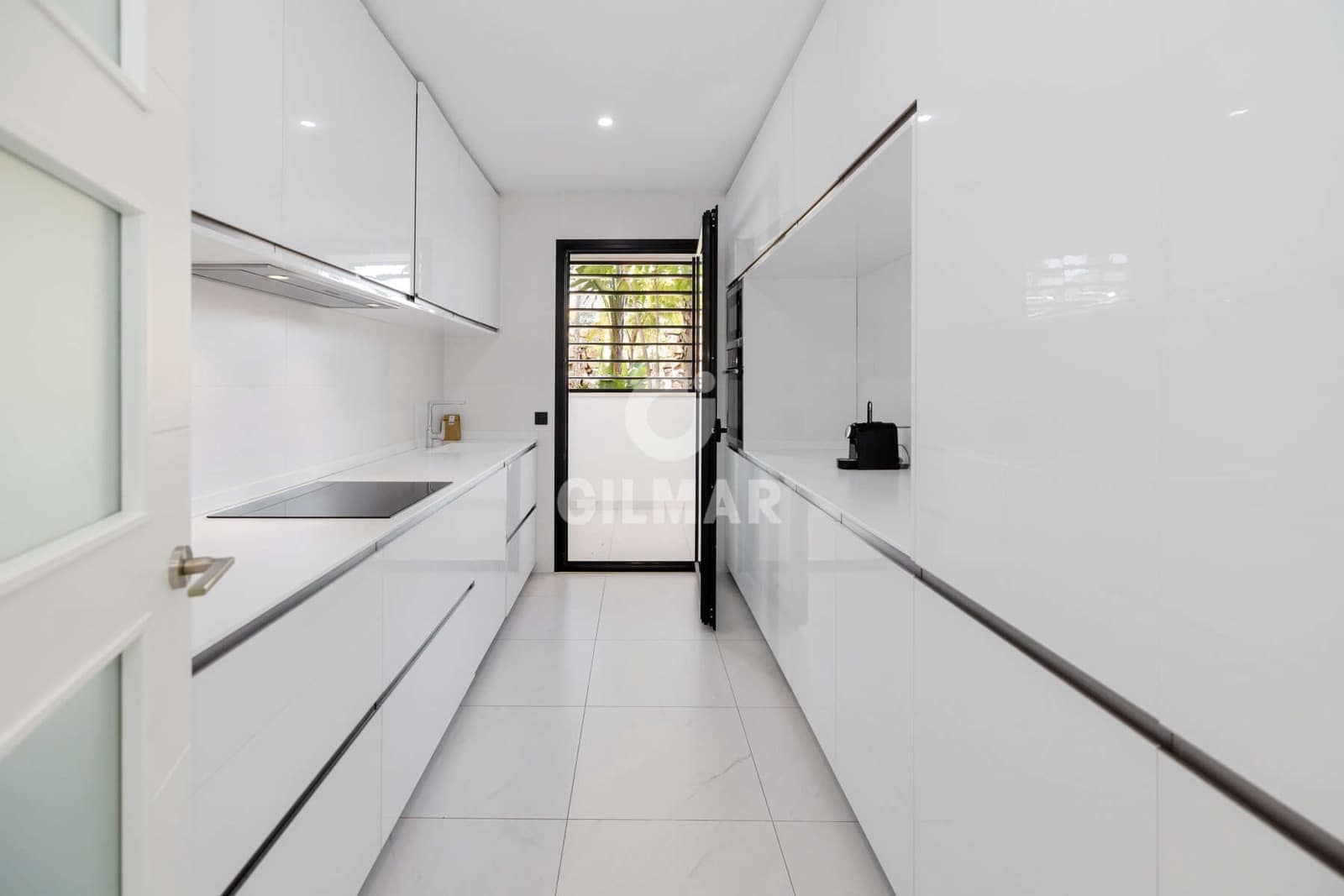 Piso de 2 habitaciones en Estepona en venta con piscina garaje - 570.000 € (Ref: 9372345)