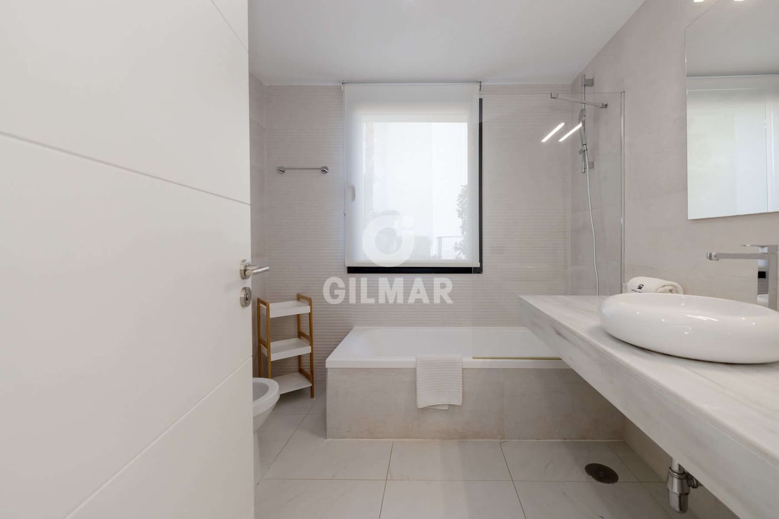 Piso de 2 habitaciones en Estepona en venta con piscina garaje - 570.000 € (Ref: 9372345)