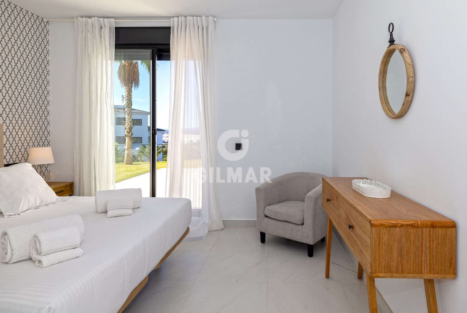 Piso de 2 habitaciones en Estepona en venta con piscina garaje - 570.000 € (Ref: 9372345)