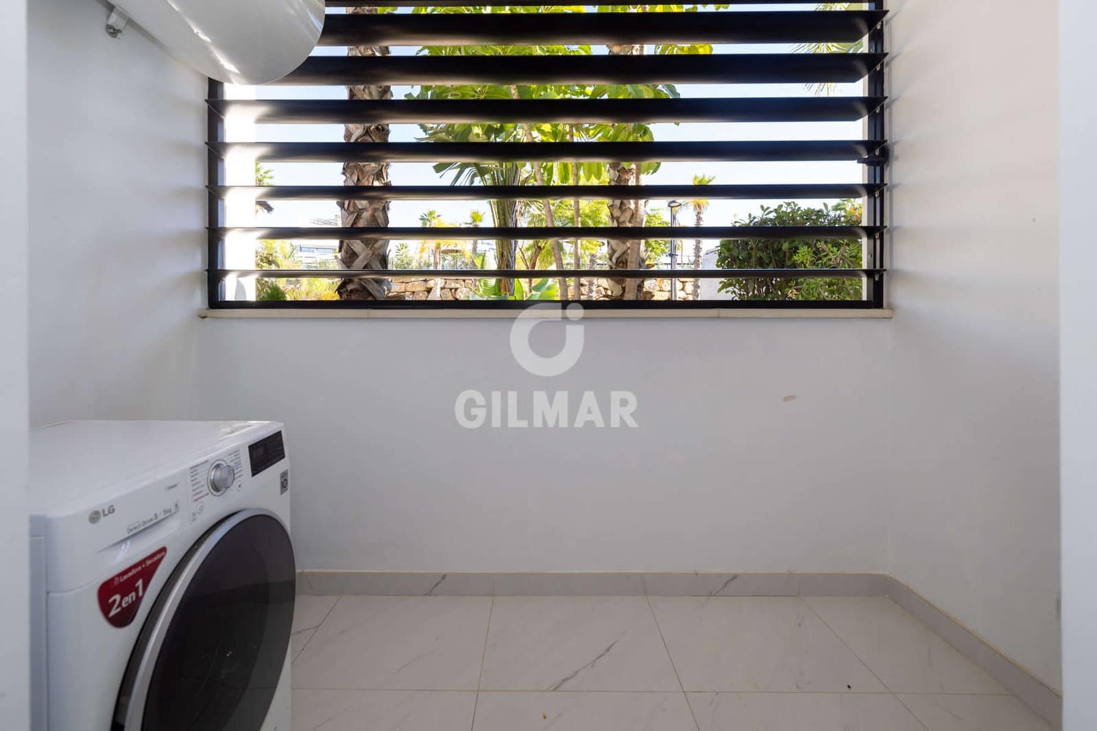Piso de 2 habitaciones en Estepona en venta con piscina garaje - 570.000 € (Ref: 9372345)