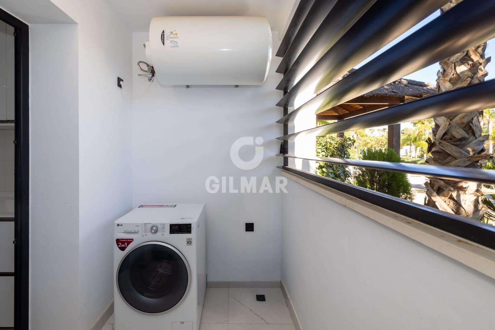 Piso de 2 habitaciones en Estepona en venta con piscina garaje - 570.000 € (Ref: 9372345)