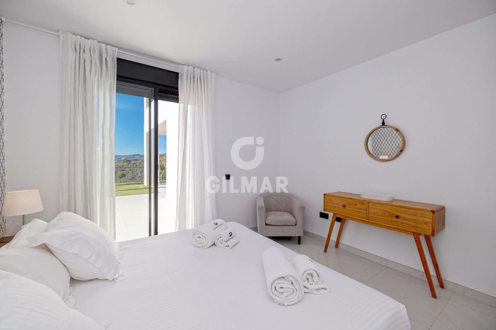 Piso de 2 habitaciones en Estepona en venta con piscina garaje - 570.000 € (Ref: 9372345)