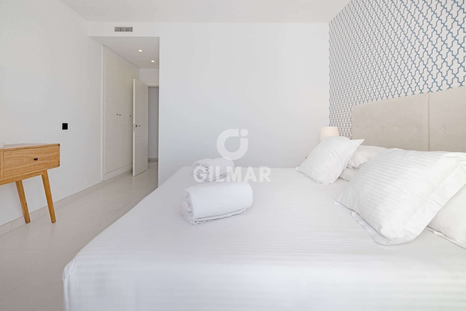 Piso de 2 habitaciones en Estepona en venta con piscina garaje - 570.000 € (Ref: 9372345)