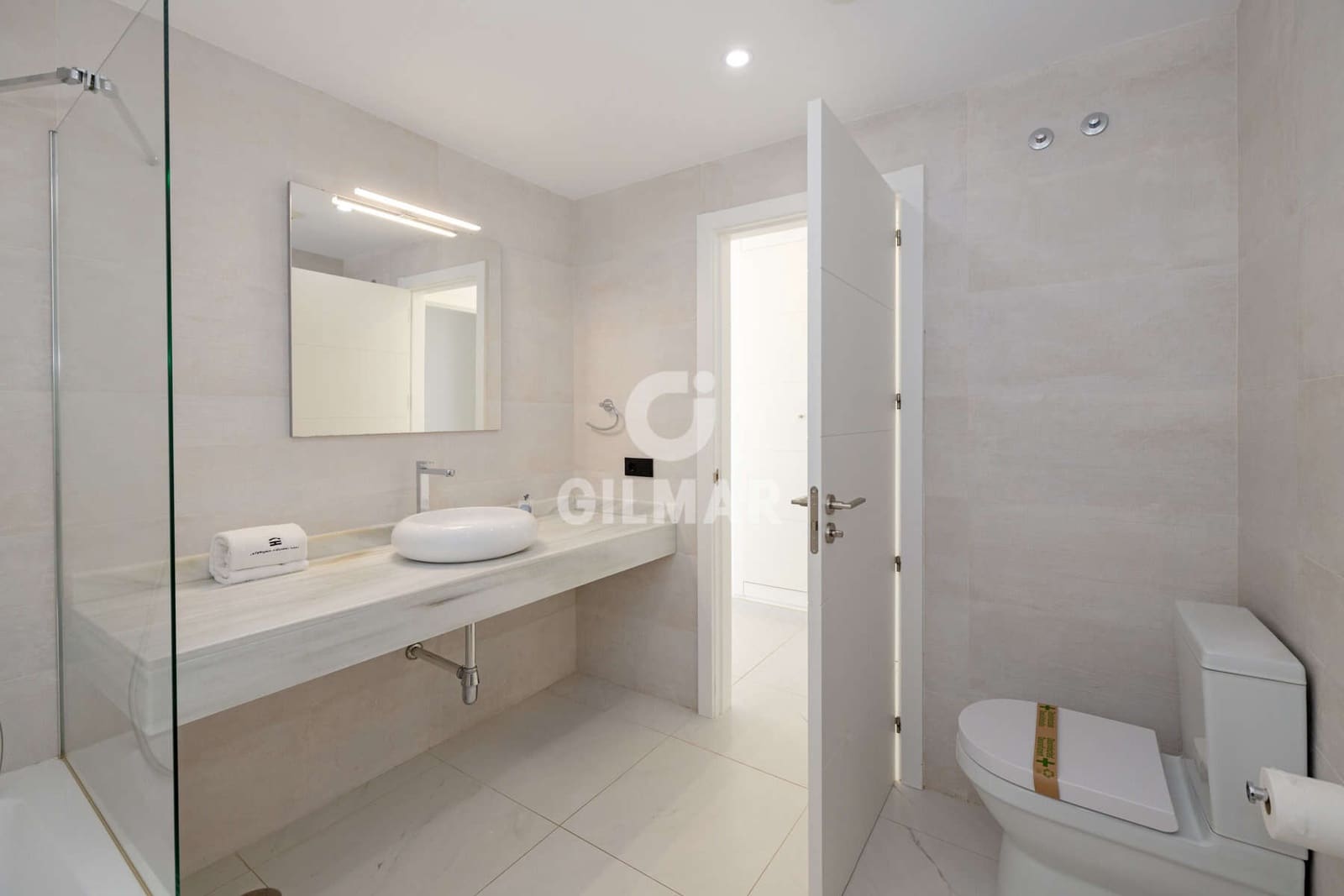 Piso de 2 habitaciones en Estepona en venta con piscina garaje - 570.000 € (Ref: 9372345)