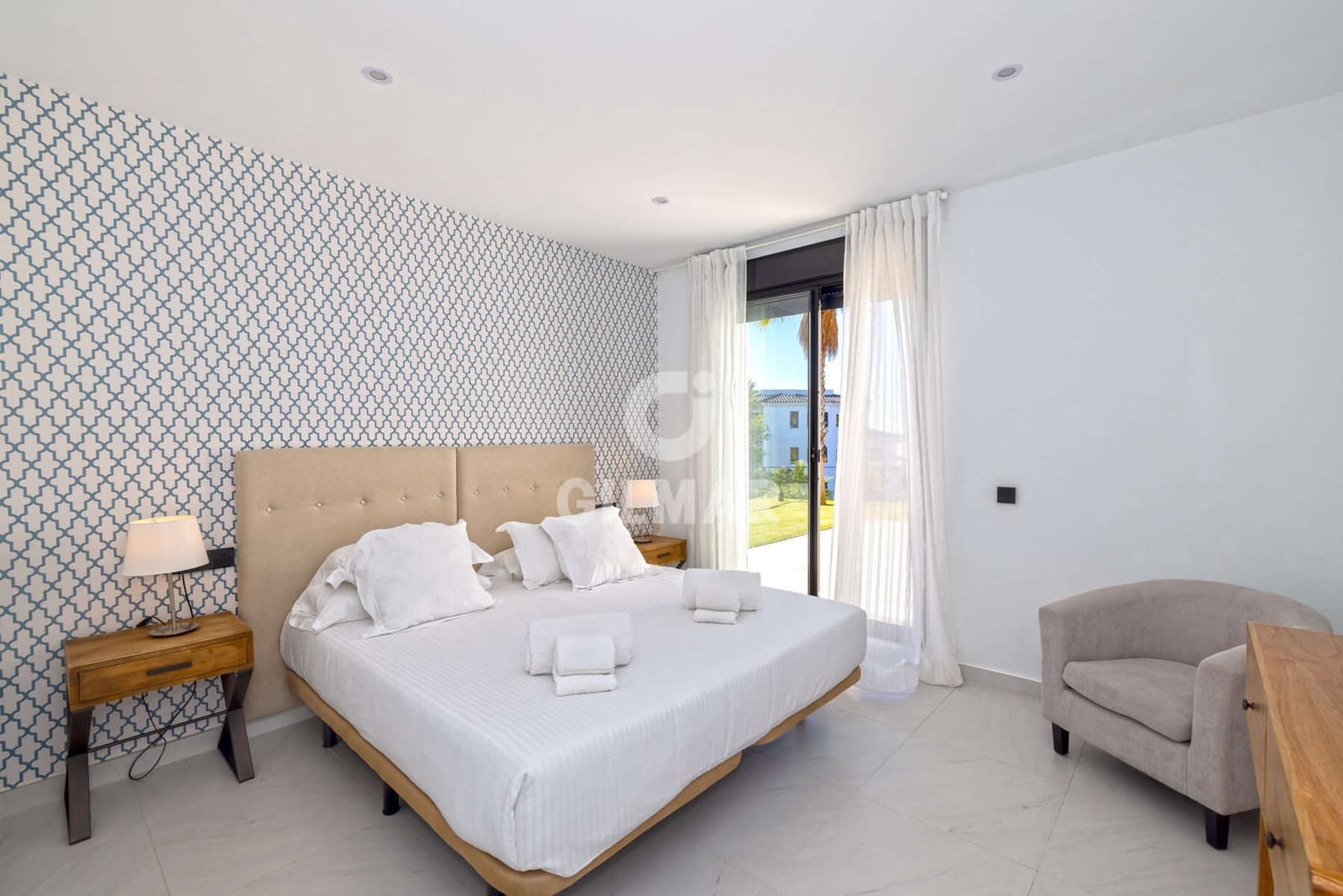 Piso de 2 habitaciones en Estepona en venta con piscina garaje - 570.000 € (Ref: 9372345)