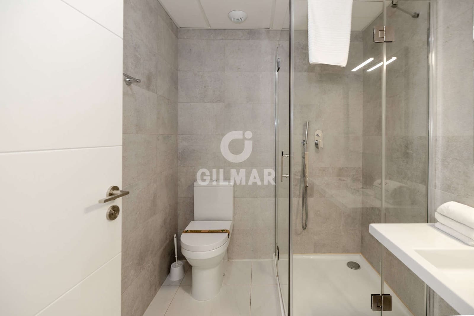 Piso de 2 habitaciones en Estepona en venta con piscina garaje - 570.000 € (Ref: 9372345)