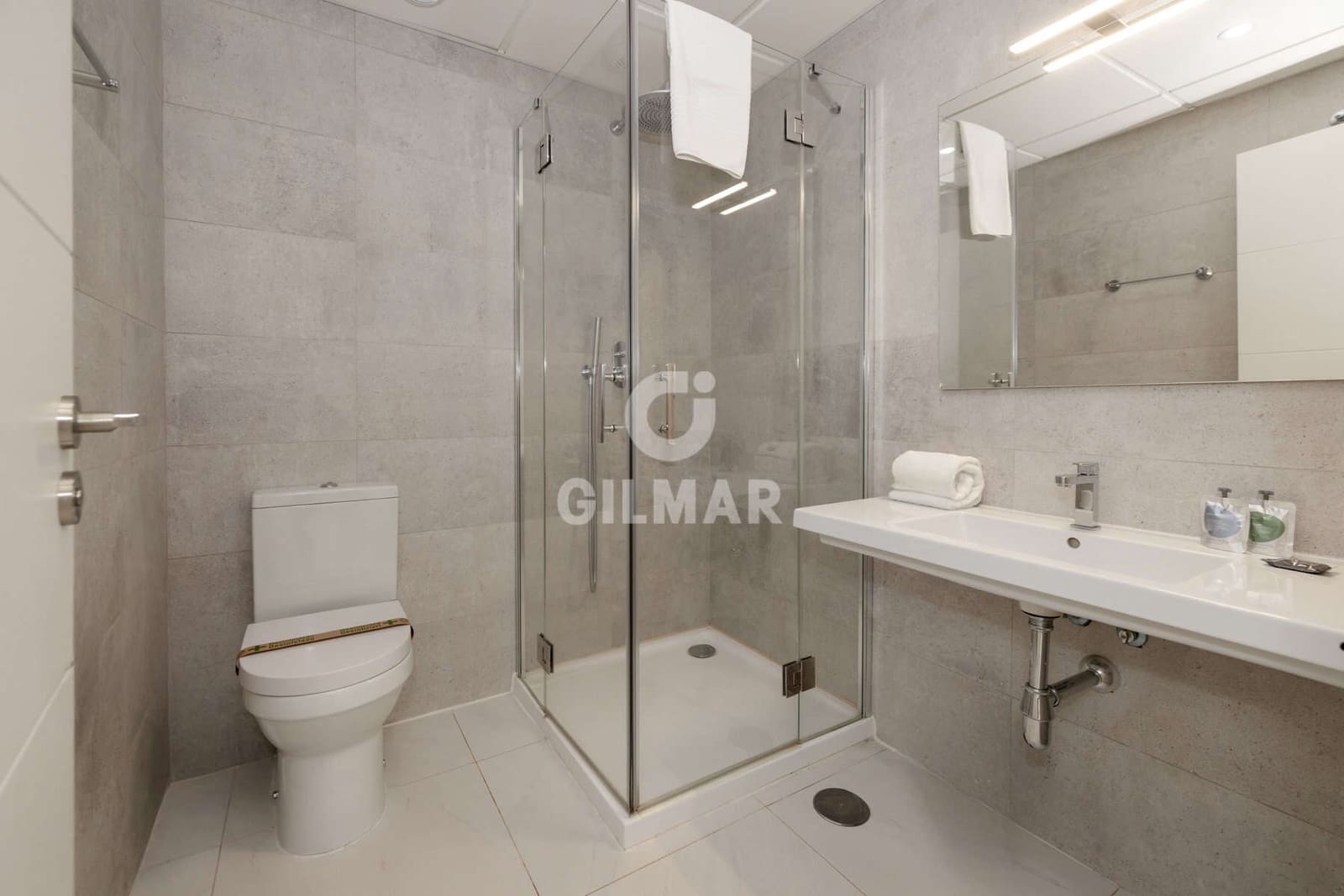 Piso de 2 habitaciones en Estepona en venta con piscina garaje - 570.000 € (Ref: 9372345)