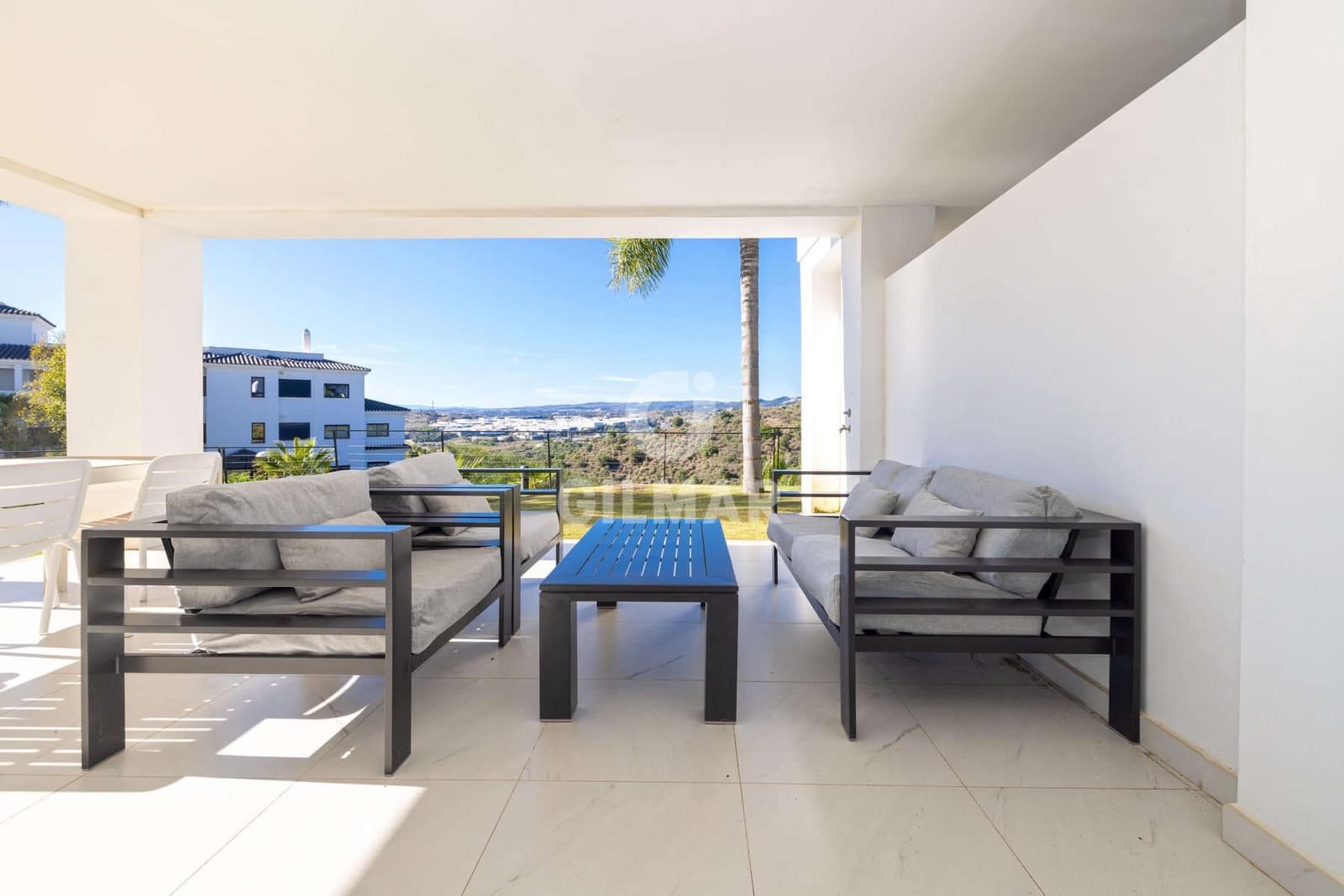 Piso de 2 habitaciones en Estepona en venta con piscina garaje - 570.000 € (Ref: 9372345)