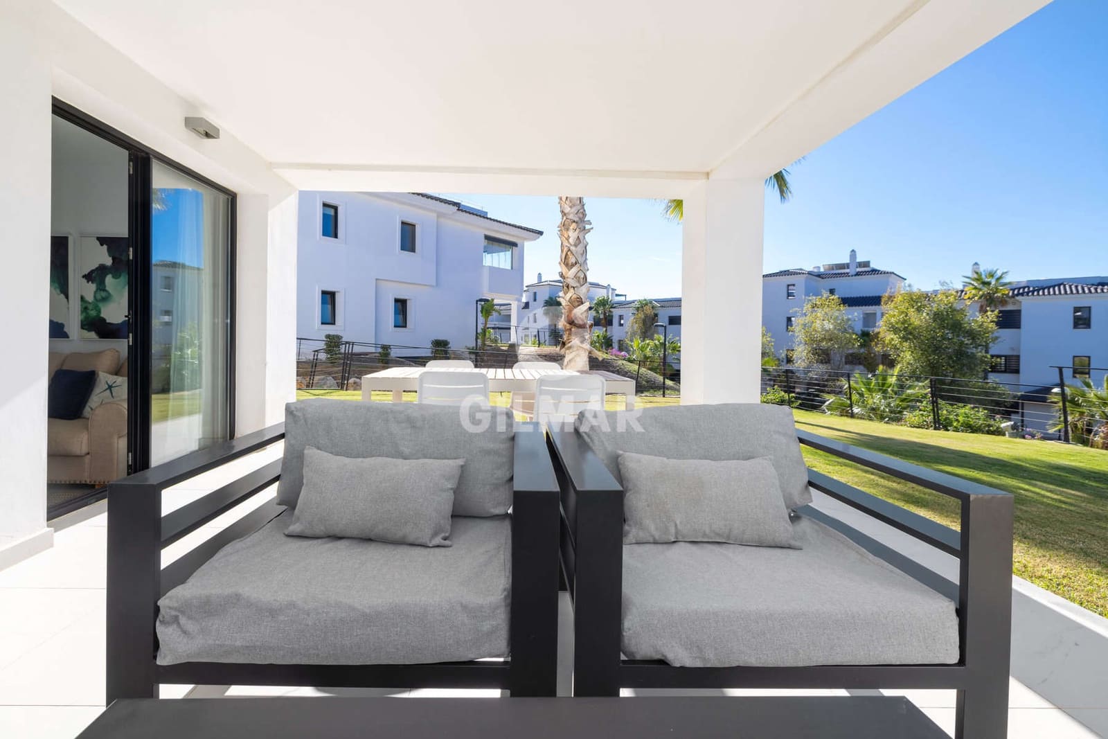 Piso de 2 habitaciones en Estepona en venta con piscina garaje - 570.000 € (Ref: 9372345)