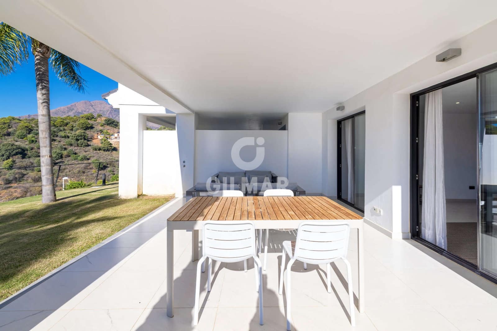 Piso de 2 habitaciones en Estepona en venta con piscina garaje - 570.000 € (Ref: 9372345)