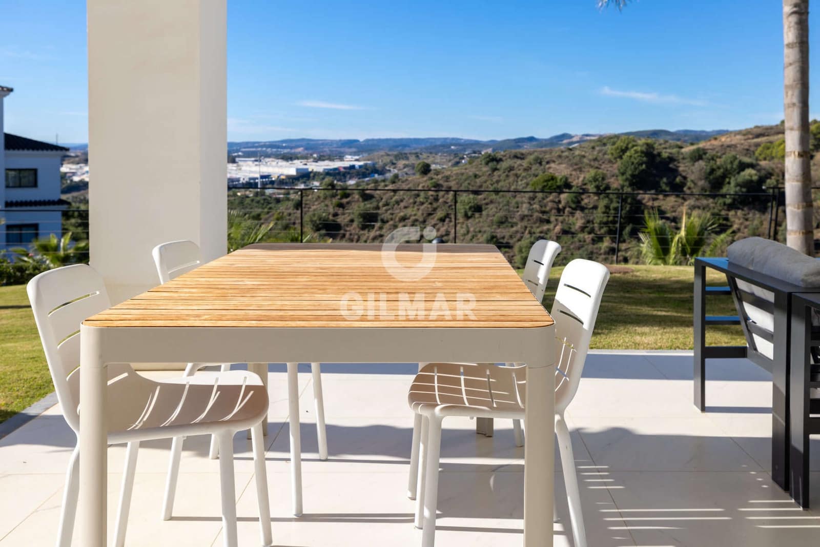 Piso de 2 habitaciones en Estepona en venta con piscina garaje - 570.000 € (Ref: 9372345)