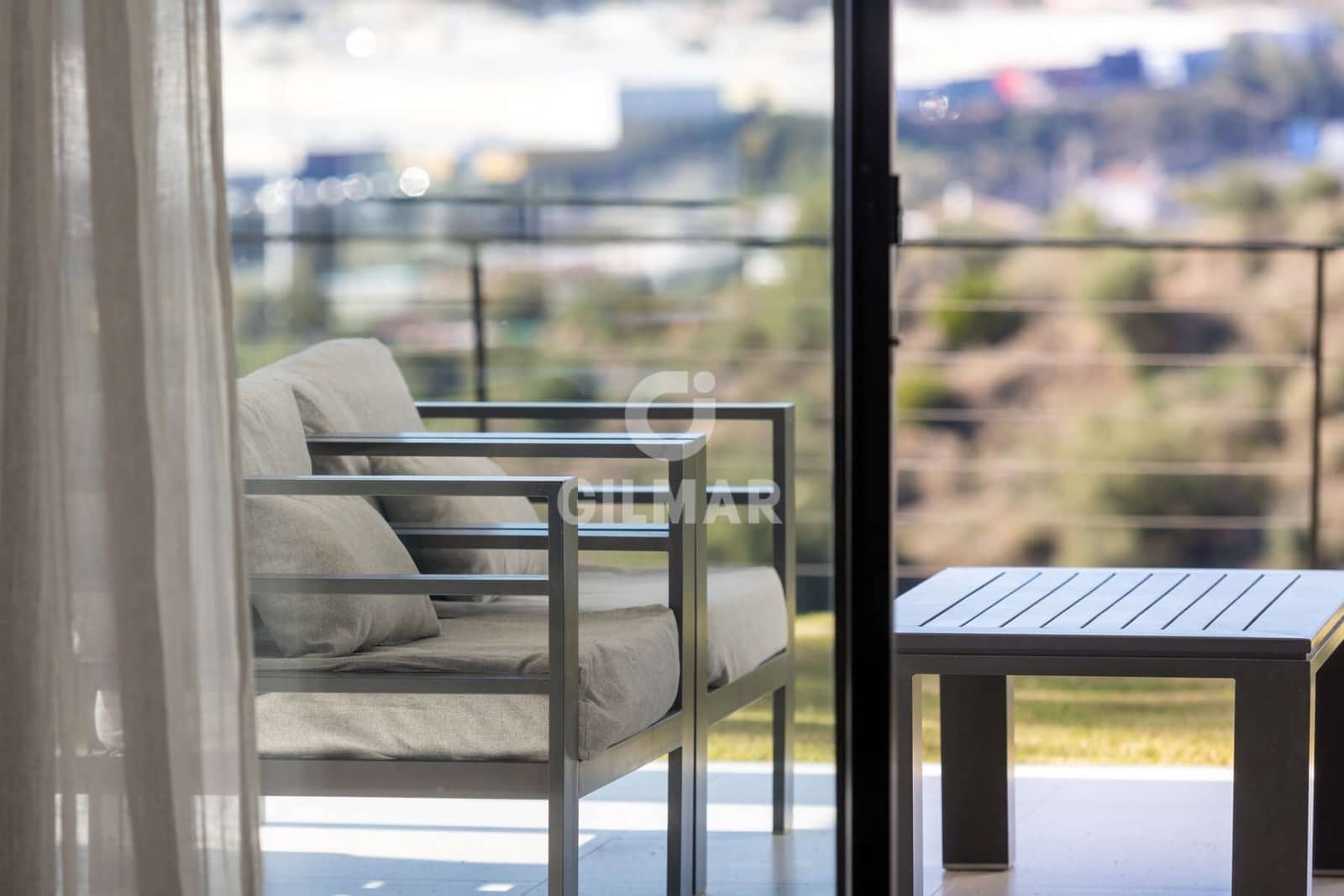 Piso de 2 habitaciones en Estepona en venta con piscina garaje - 570.000 € (Ref: 9372345)