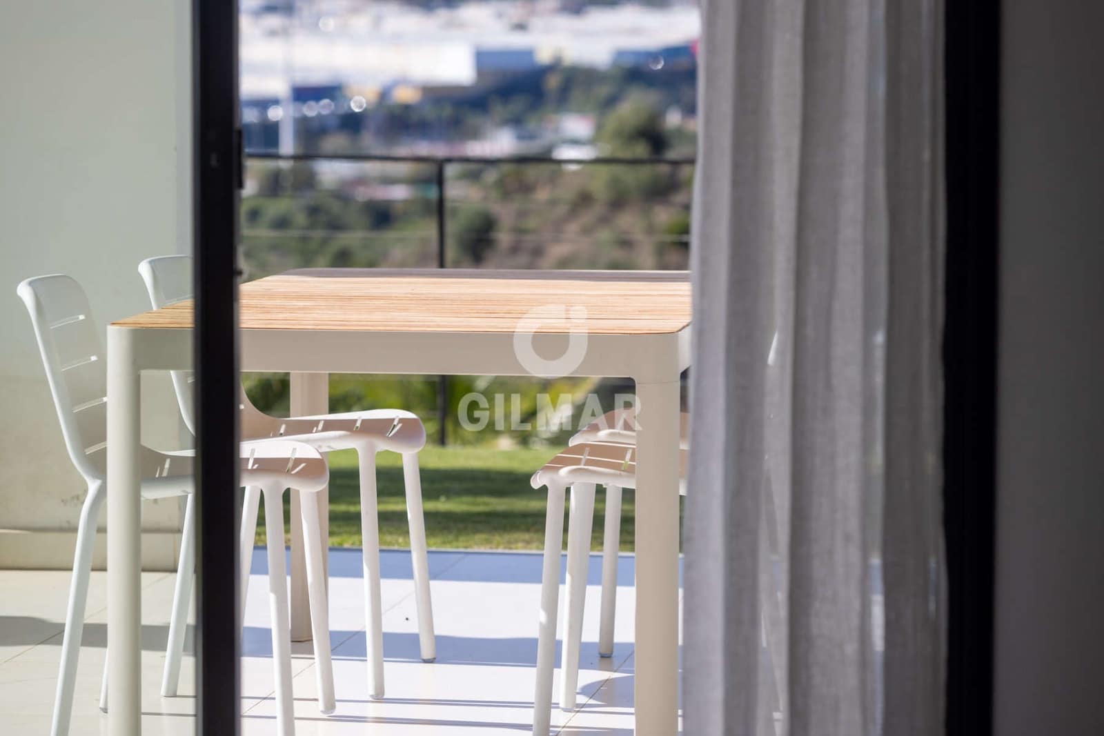 Piso de 2 habitaciones en Estepona en venta con piscina garaje - 570.000 € (Ref: 9372345)