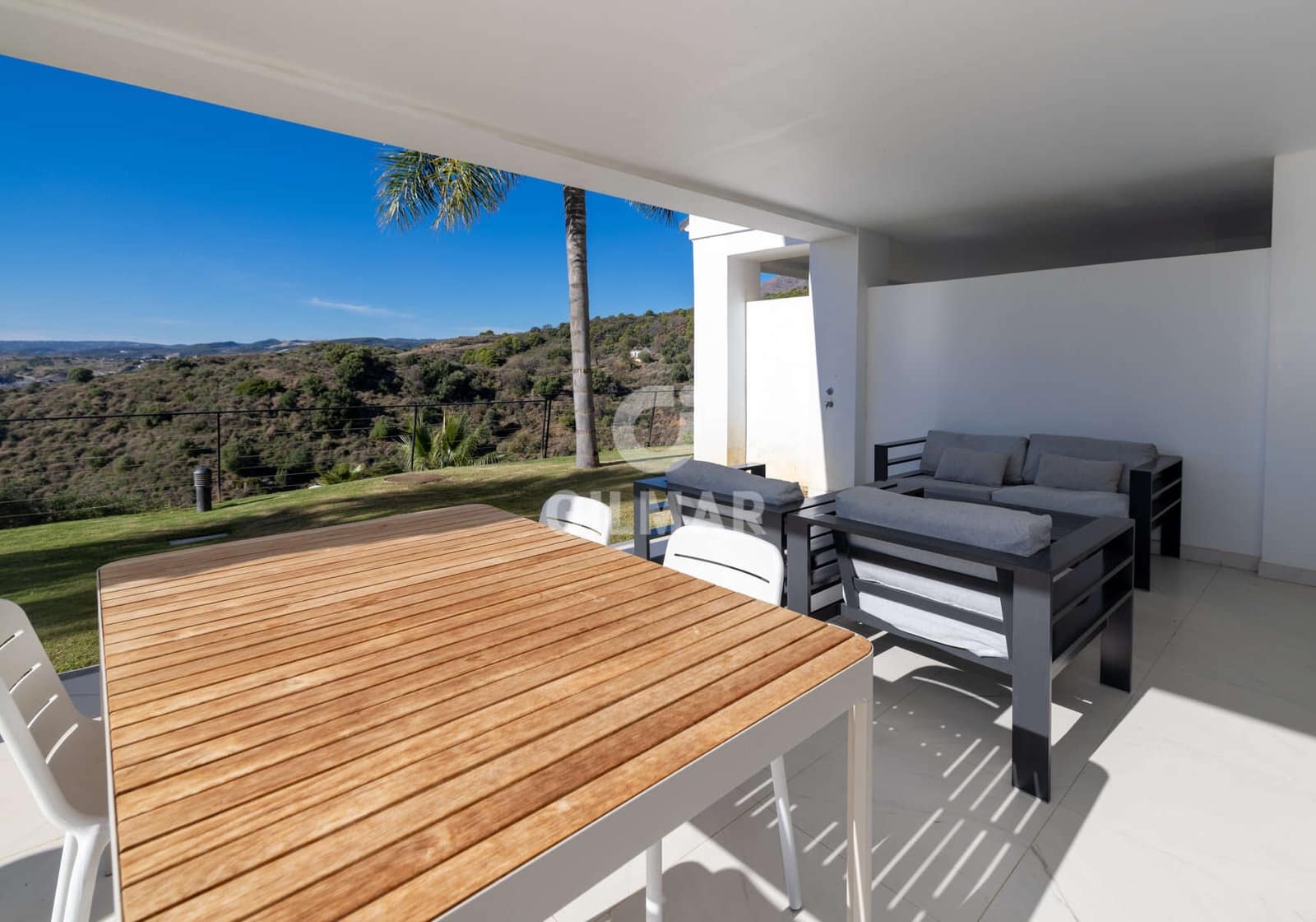 Piso de 2 habitaciones en Estepona en venta con piscina garaje - 570.000 € (Ref: 9372345)