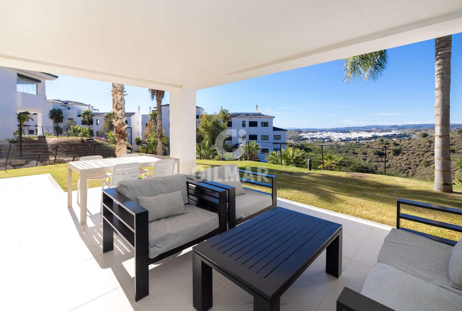 Piso de 2 habitaciones en Estepona en venta con piscina garaje - 570.000 € (Ref: 9372345)