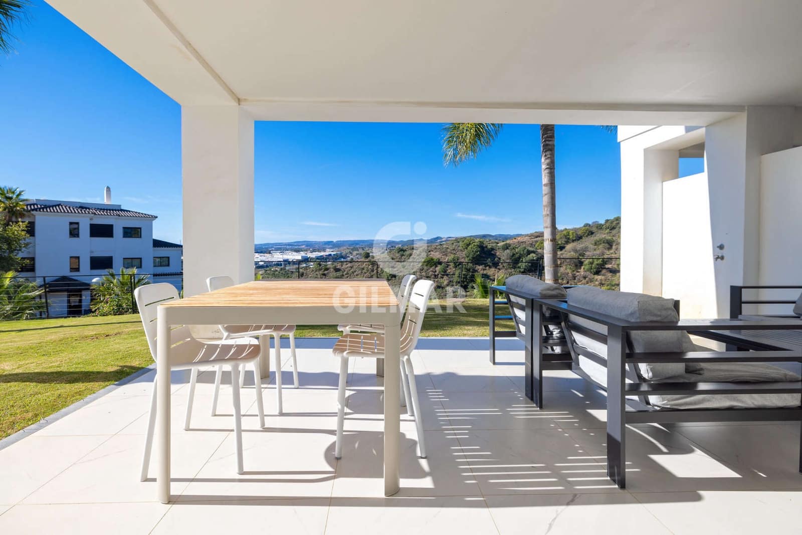 Piso de 2 habitaciones en Estepona en venta con piscina garaje - 570.000 € (Ref: 9372345)