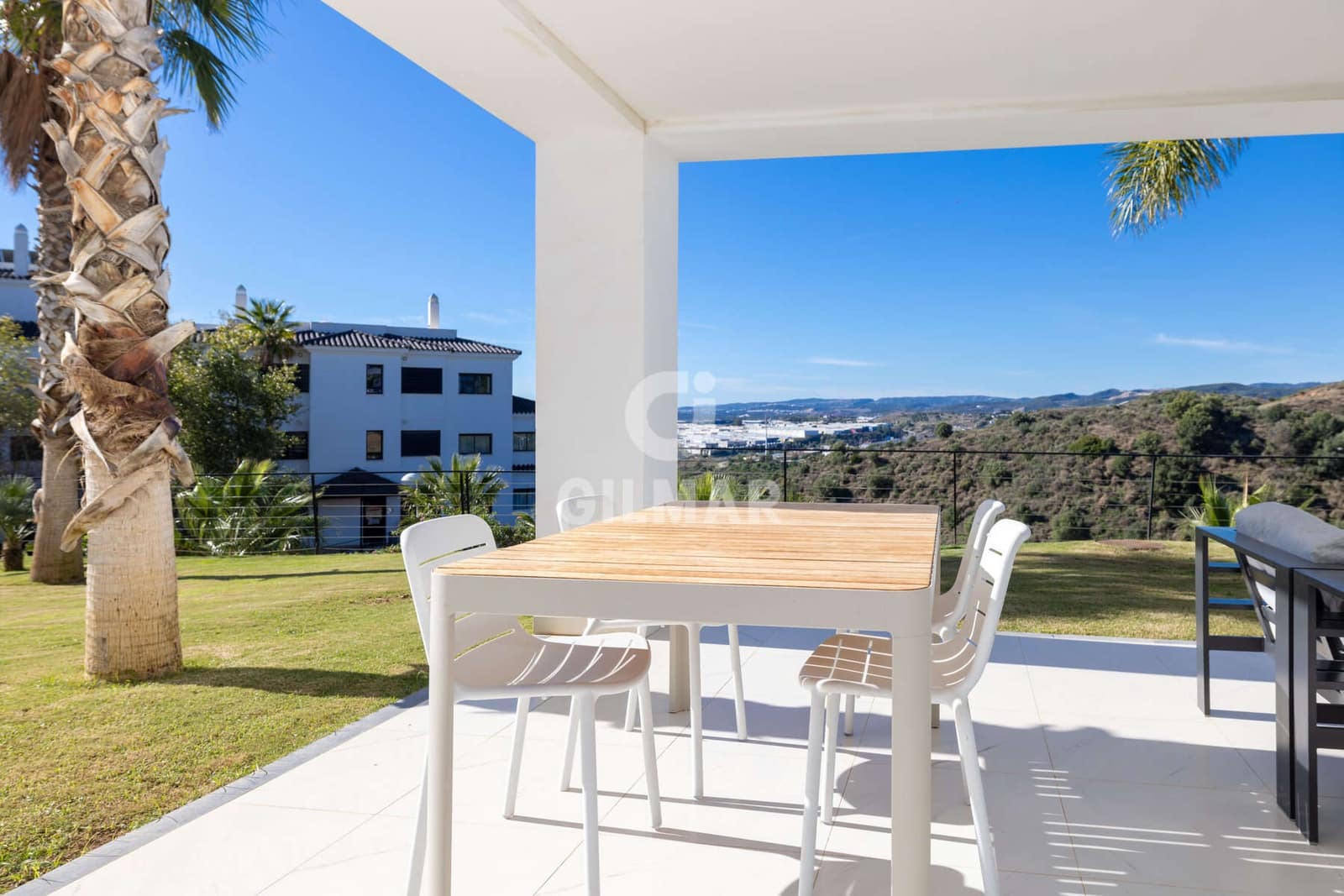 Piso de 2 habitaciones en Estepona en venta con piscina garaje - 570.000 € (Ref: 9372345)