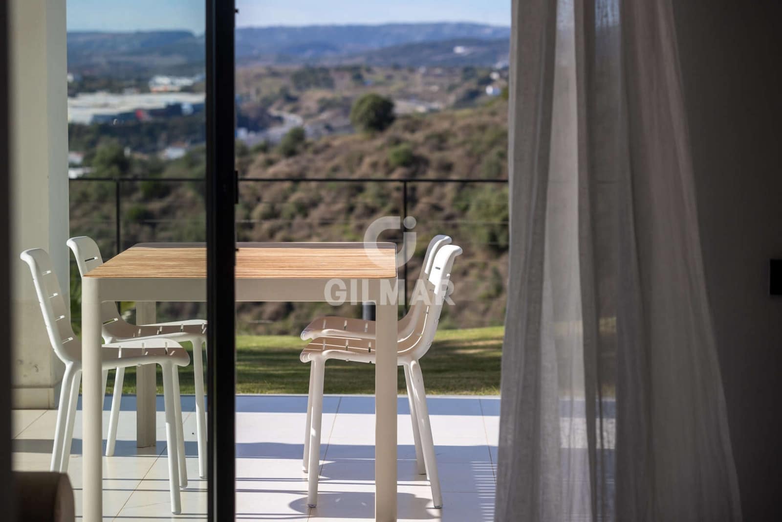 Piso de 2 habitaciones en Estepona en venta con piscina garaje - 570.000 € (Ref: 9372345)