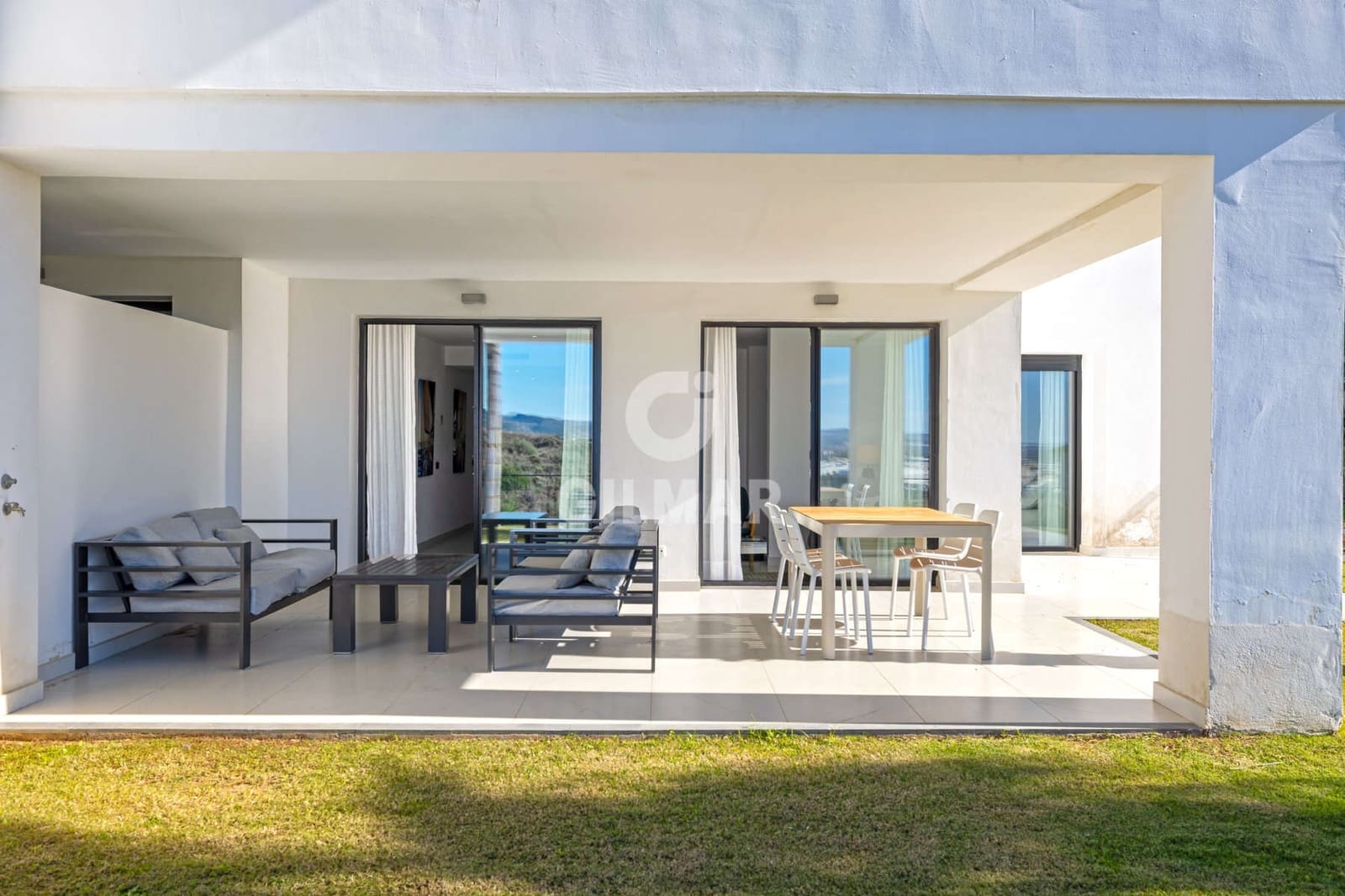 Piso de 2 habitaciones en Estepona en venta con piscina garaje - 570.000 € (Ref: 9372345)