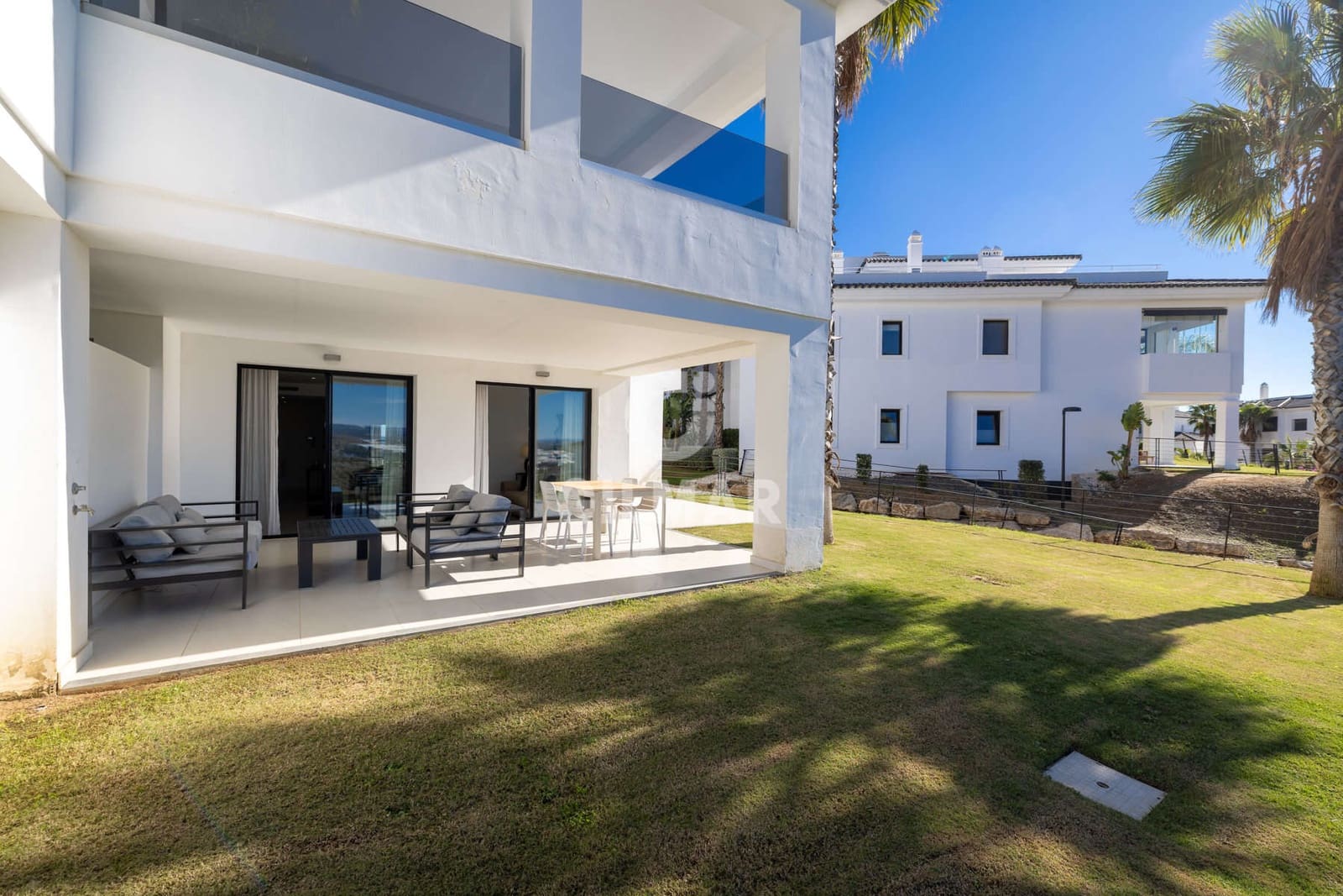 Piso de 2 habitaciones en Estepona en venta con piscina garaje - 570.000 € (Ref: 9372345)