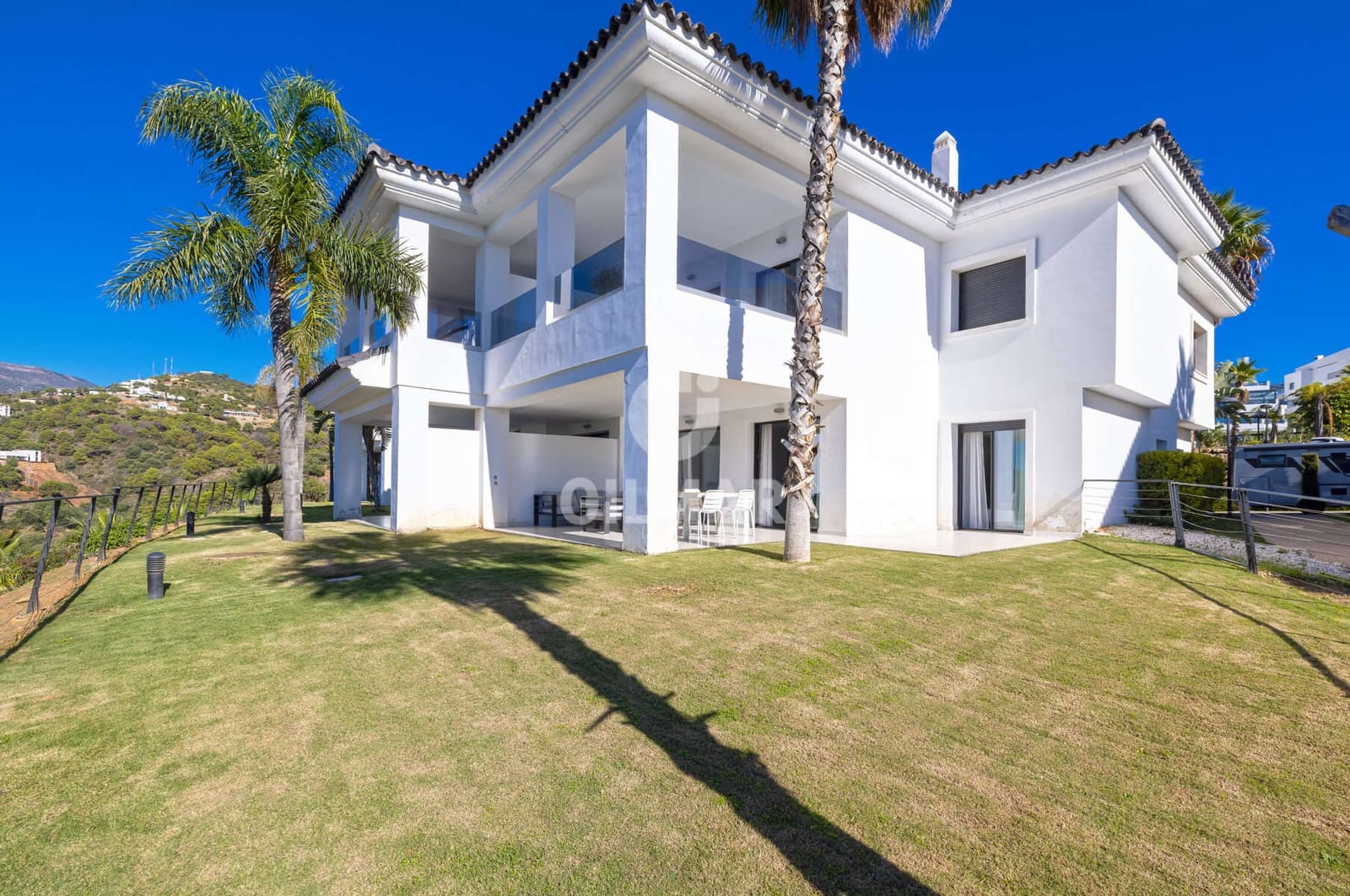 Piso de 2 habitaciones en Estepona en venta con piscina garaje - 570.000 € (Ref: 9372345)