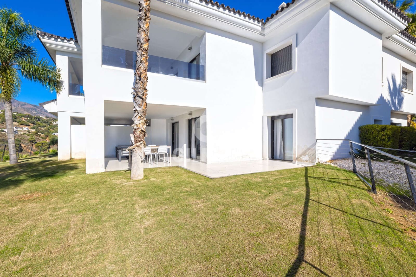 Piso de 2 habitaciones en Estepona en venta con piscina garaje - 570.000 € (Ref: 9372345)
