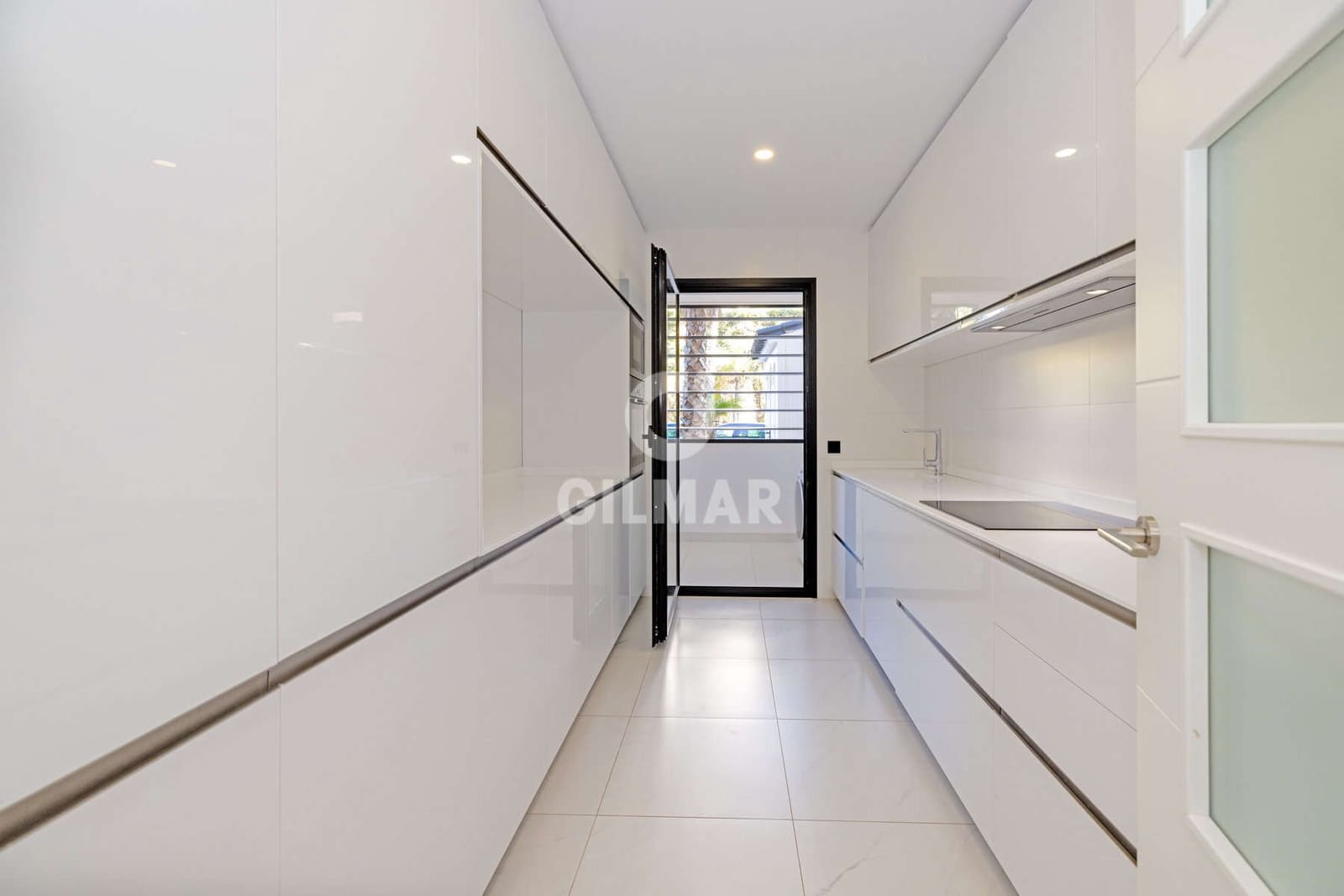 2 bedroom Flat for sale in Estepona with pool garage - € 570,000 (Ref: 9372347)