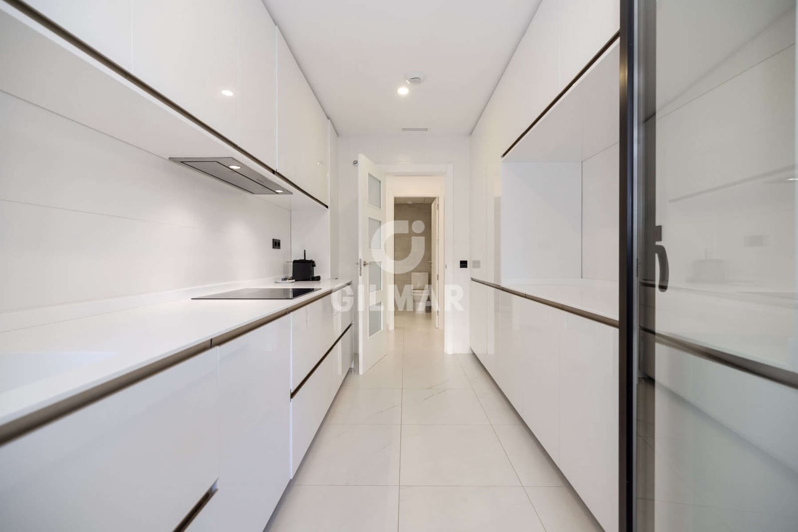 2 bedroom Flat for sale in Estepona with pool garage - € 570,000 (Ref: 9372347)