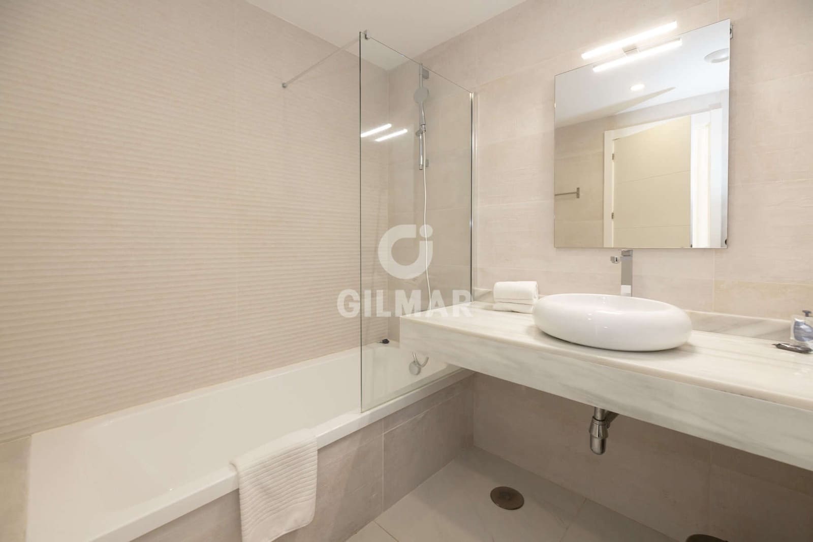 2 bedroom Flat for sale in Estepona with pool garage - € 570,000 (Ref: 9372347)