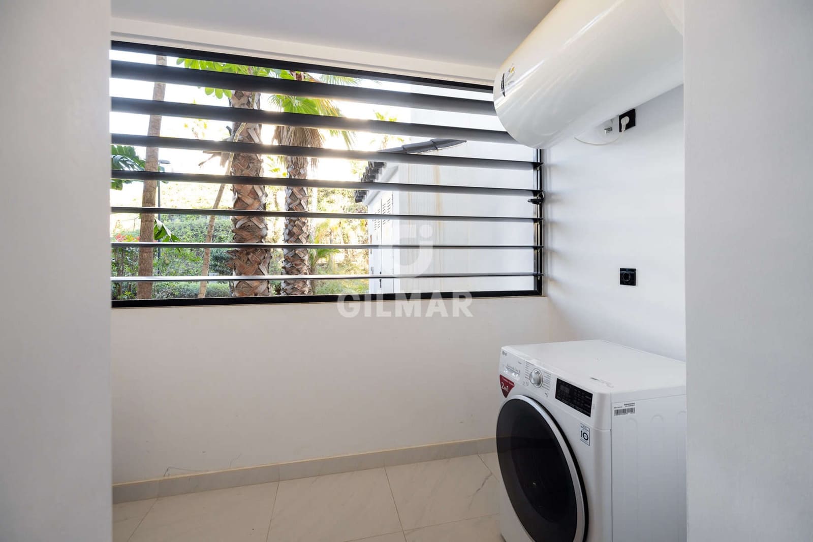 2 bedroom Flat for sale in Estepona with pool garage - € 570,000 (Ref: 9372347)