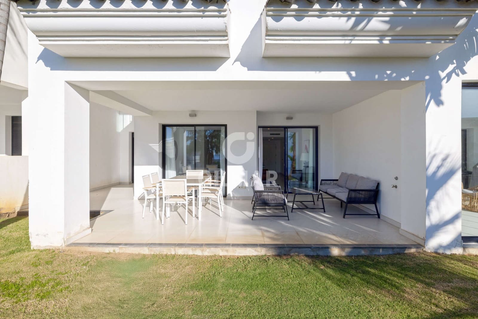 2 bedroom Flat for sale in Estepona with pool garage - € 570,000 (Ref: 9372347)