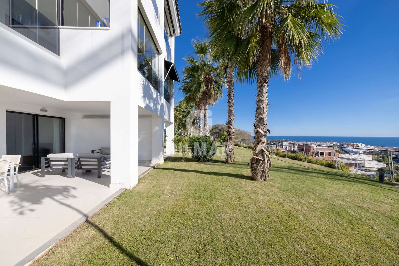 2 soverom Leilighet til salgs i Estepona med svømmebasseng garasje - € 620 000 (Ref: 9372348)