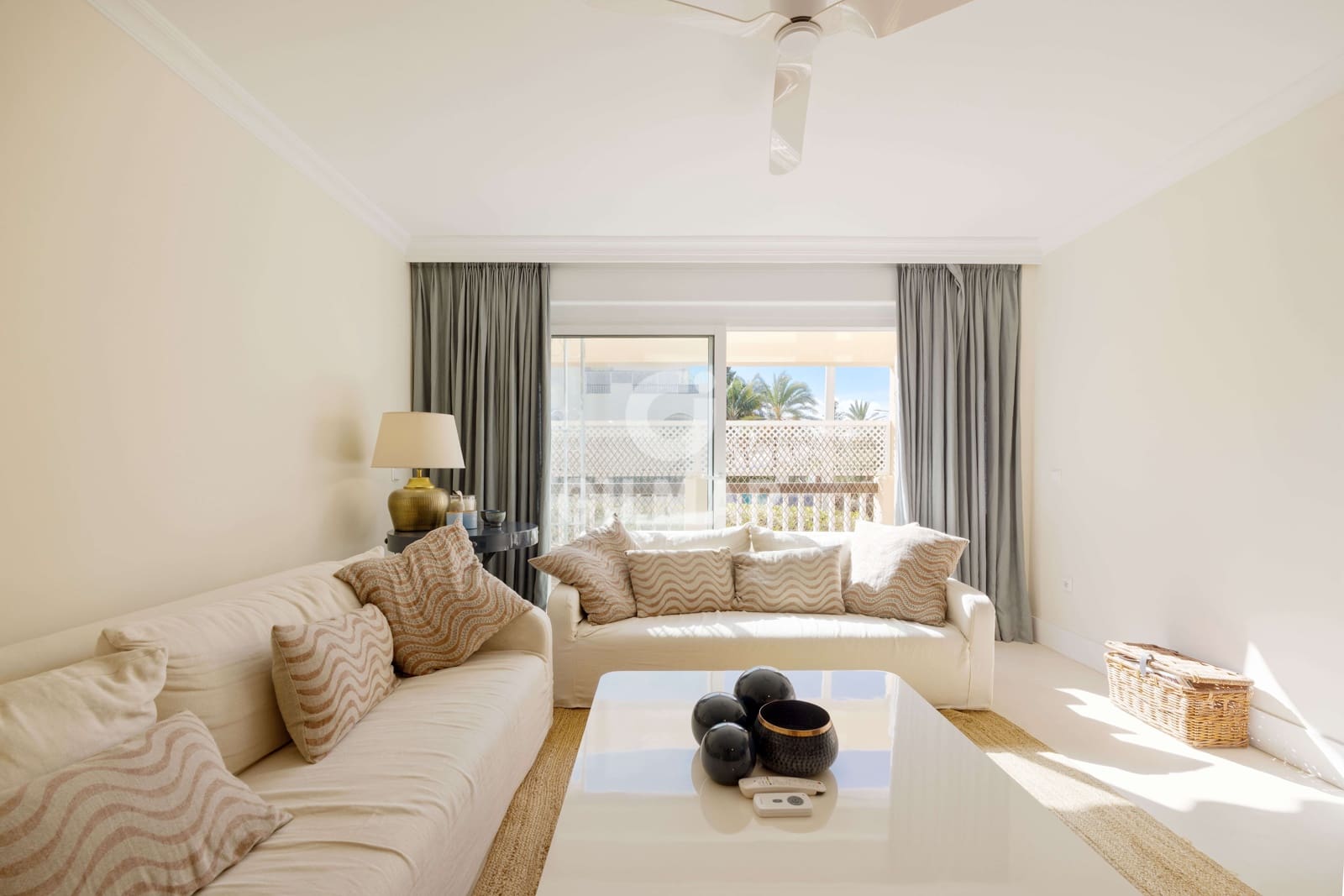 3 makuuhuone Asunto myytävänä paikassa Elviria mukana uima-altaan 
autotalli - 650 000 € (Ref: 9374337)