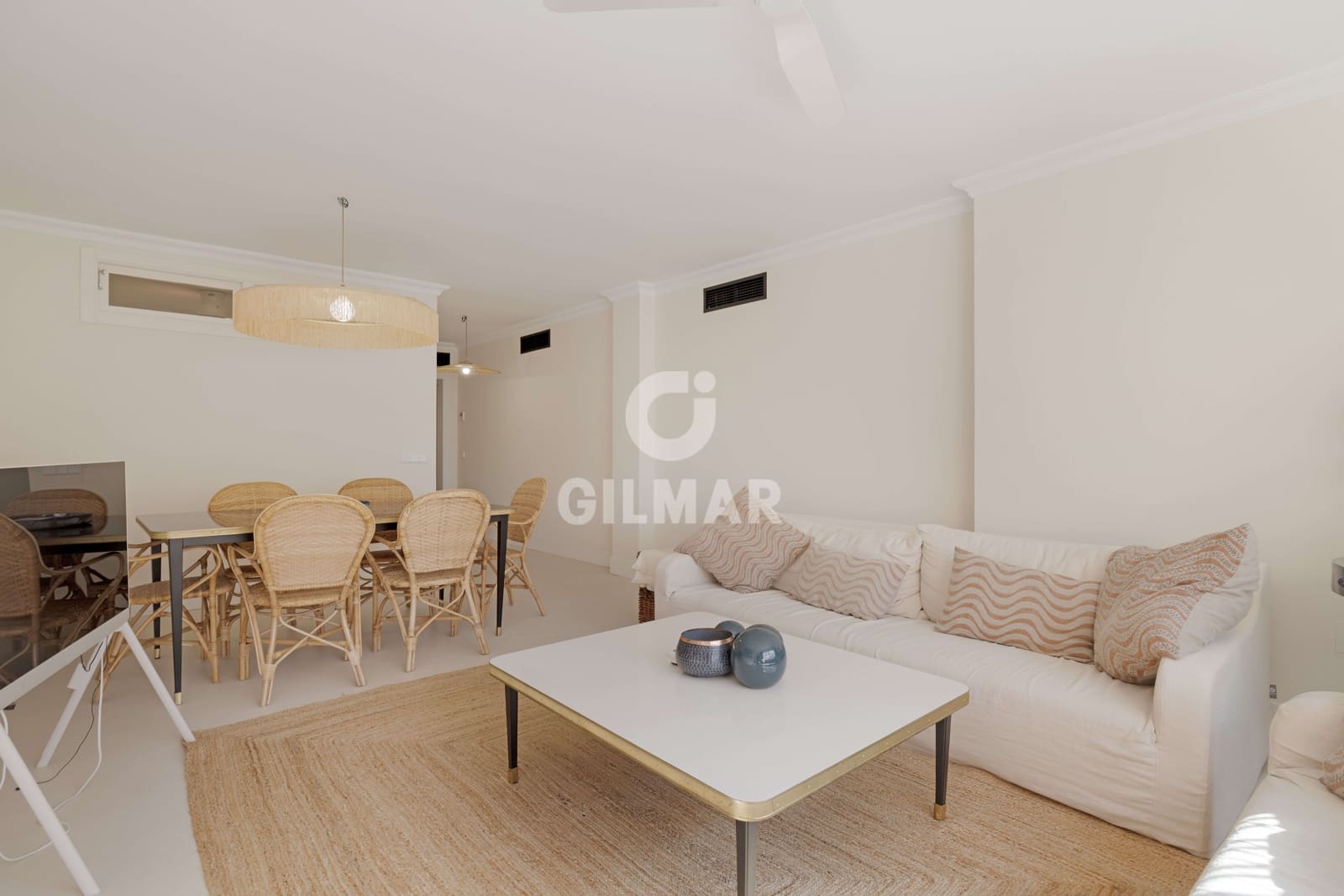 3 makuuhuone Asunto myytävänä paikassa Elviria mukana uima-altaan 
autotalli - 650 000 € (Ref: 9374337)