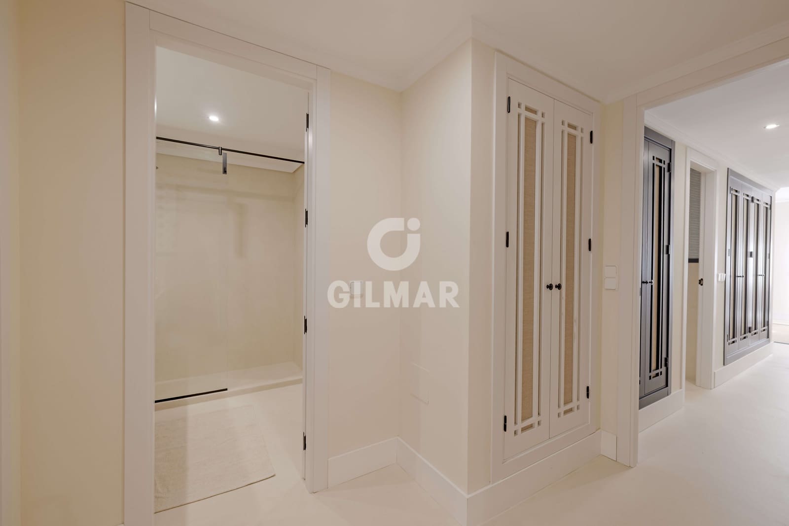 3 makuuhuone Asunto myytävänä paikassa Elviria mukana uima-altaan 
autotalli - 650 000 € (Ref: 9374337)