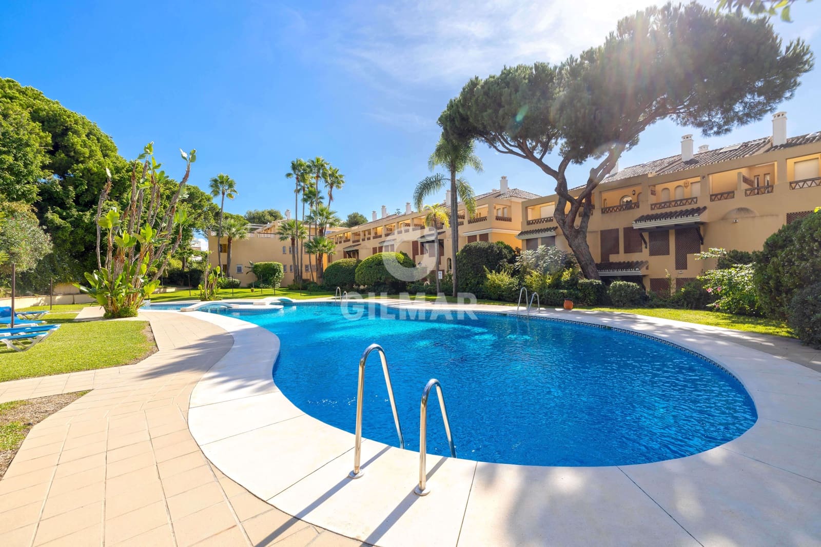 3 makuuhuone Asunto myytävänä paikassa Elviria mukana uima-altaan 
autotalli - 650 000 € (Ref: 9374337)