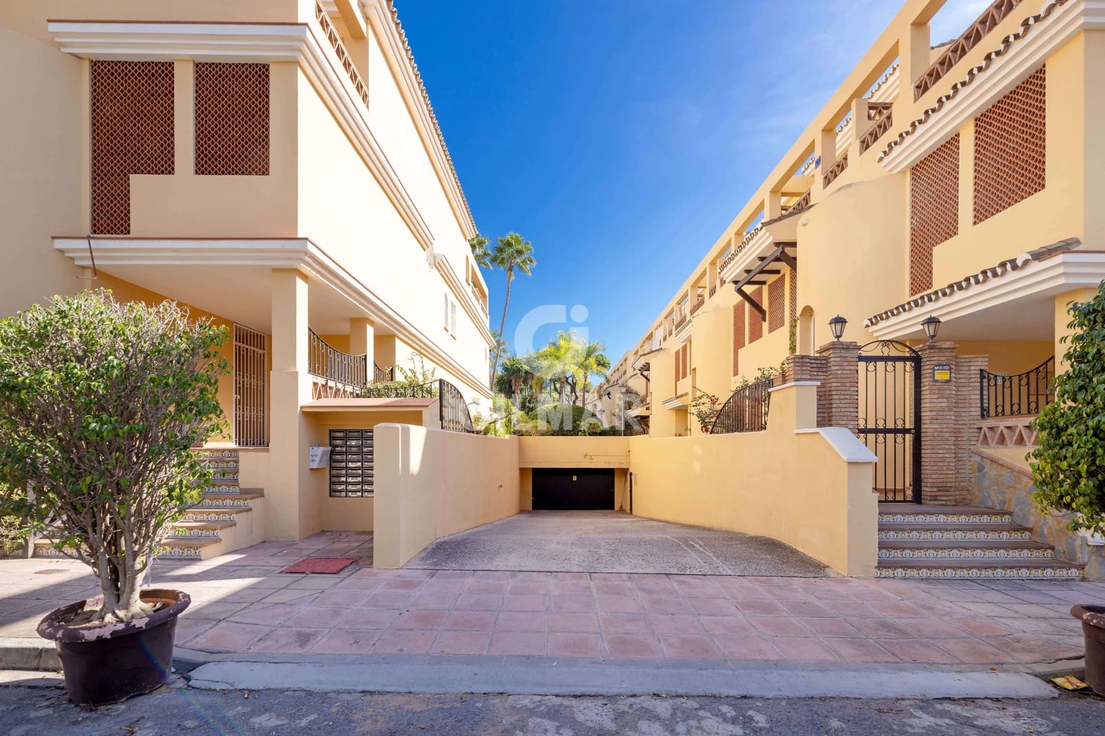 3 makuuhuone Asunto myytävänä paikassa Elviria mukana uima-altaan 
autotalli - 650 000 € (Ref: 9374337)