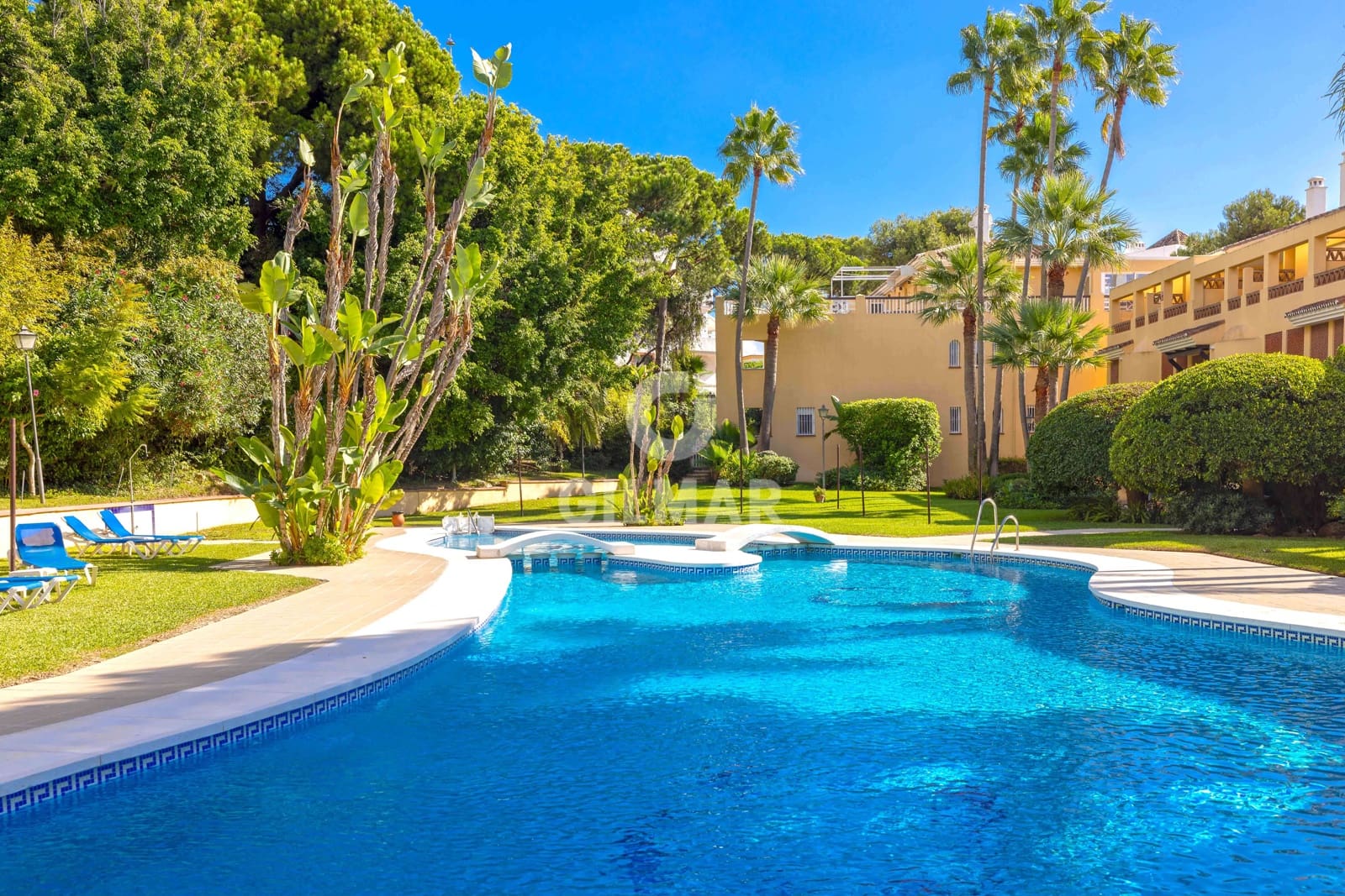 3 makuuhuone Asunto myytävänä paikassa Elviria mukana uima-altaan 
autotalli - 650 000 € (Ref: 9374337)