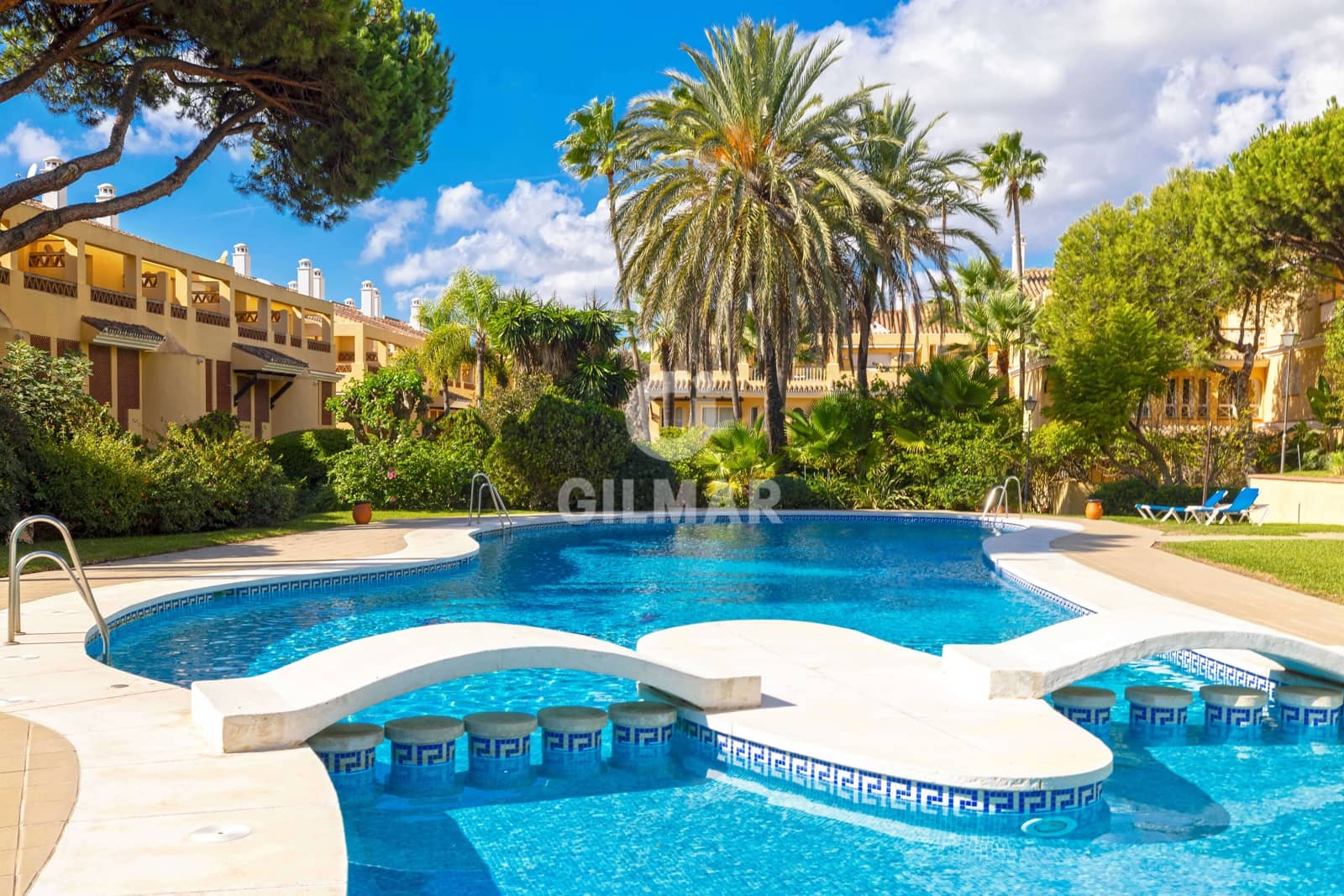 3 makuuhuone Asunto myytävänä paikassa Elviria mukana uima-altaan 
autotalli - 650 000 € (Ref: 9374337)