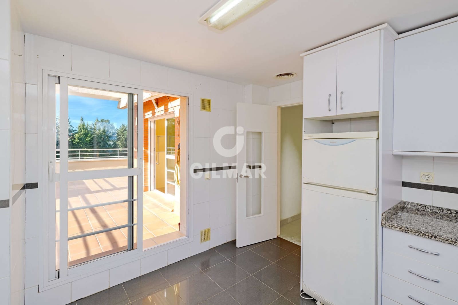 4 Zimmer Penthouse zu verkaufen in Estepona mit Pool Garage - 730.000 € (Ref: 9386092)